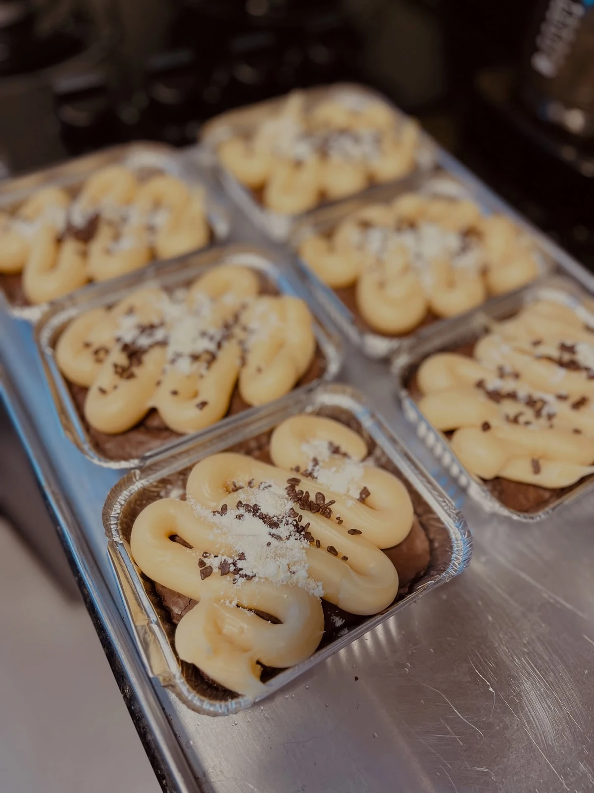 Fatia de brownie com cobertura e chocolate